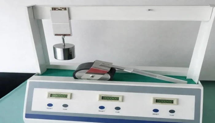 Adhesion testing setup with fabric samples